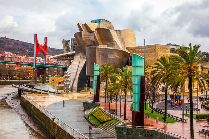 Year of Love in Bilbao: Self-Guided Romantic Puzzle Quest - Zirgariak and the women who pulled boats